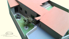 Maqueta con luces funcionando en el día.