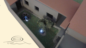 Maqueta con luces funcionando en la noche.